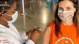Fátima Bernardes toma vacina contra Covid-19 e celebra: 'Muito emocionada'