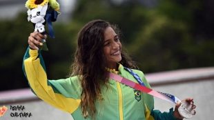 Artistas comemoram medalha de prata de Rayssa Leal nas olimpíadas