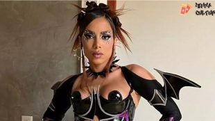 Vestida de batgirl, Anitta comanda ensaio de bloco no Rio de Janeiro