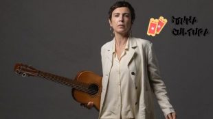 Adriana Calcanhotto realizará espetáculo voz e violão em Recife