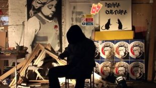 Artista de rua britânico Banksy é homenageado em exposição imersiva